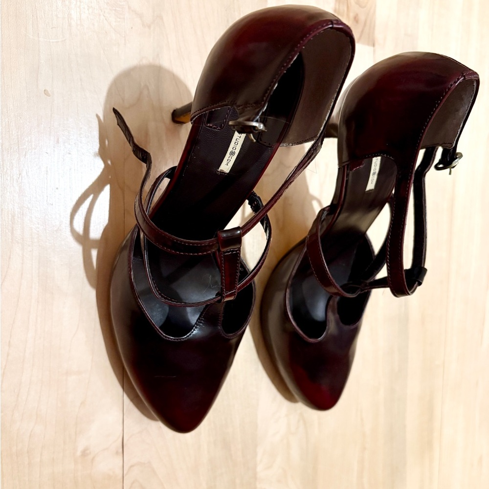 MAX STUDIO Elegant Burgundy Heels